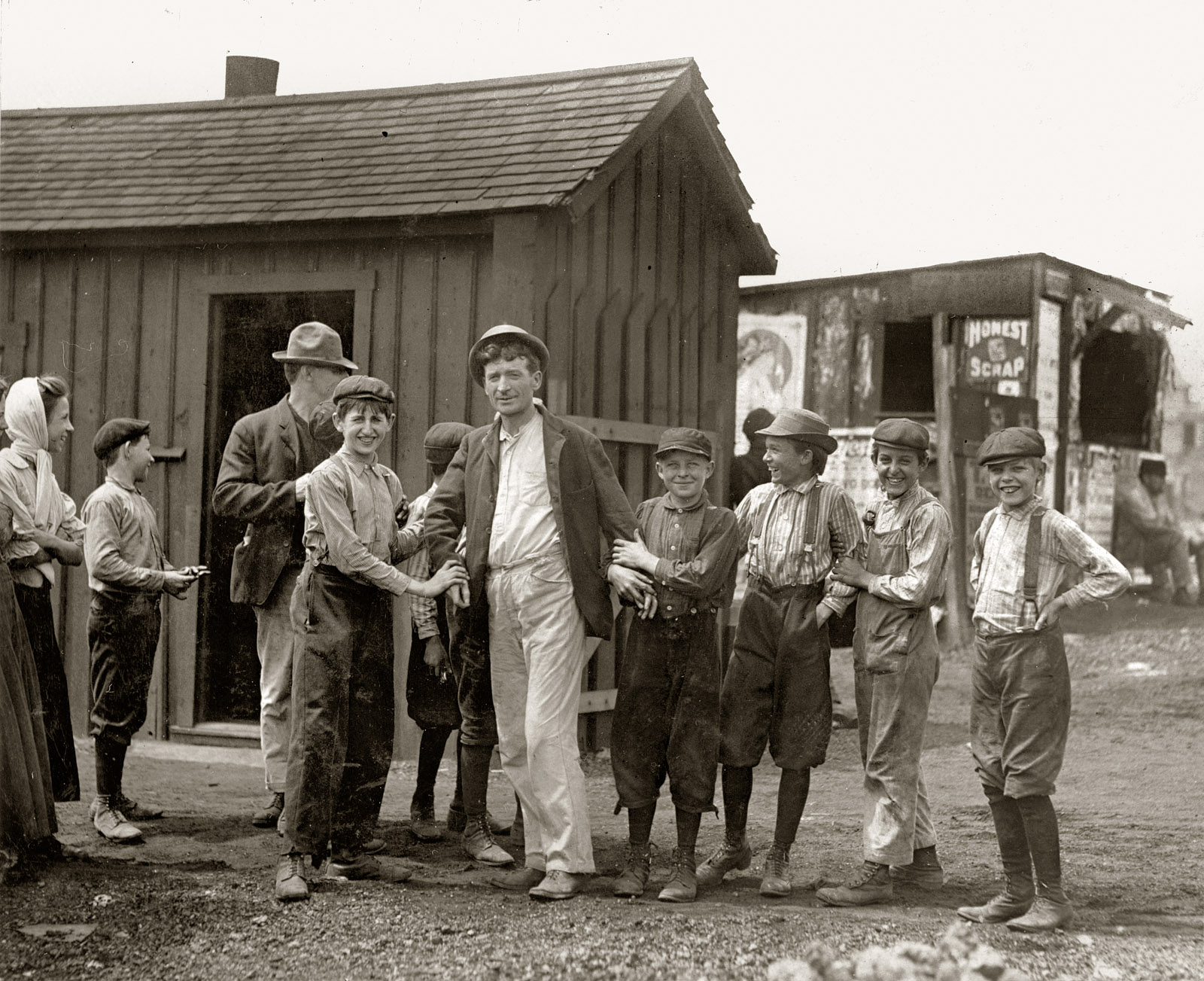 Shorpy Historic Picture Archive :: Honest Scrap: 1910 high-resolution photo