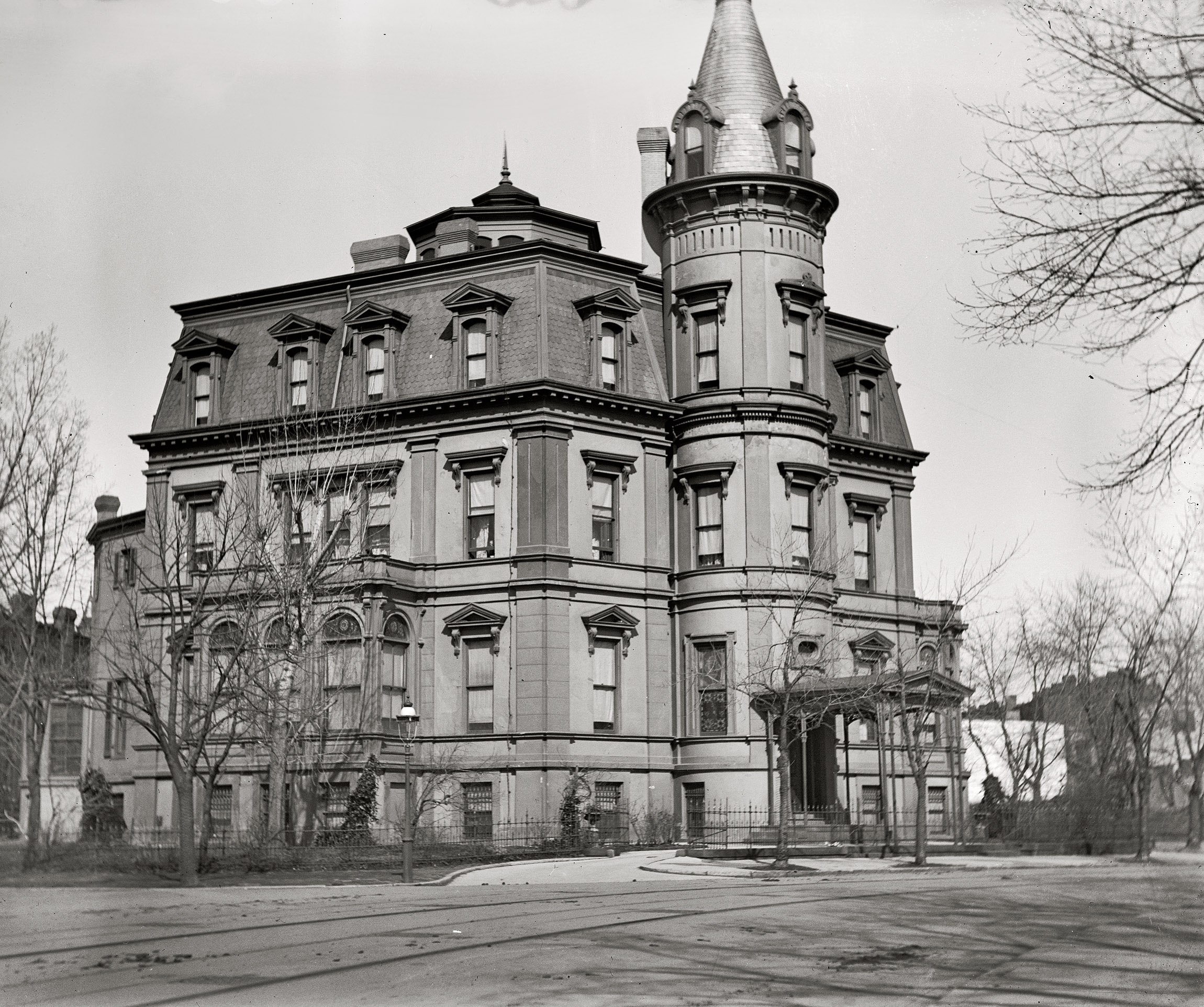 Washington circa 1900. "Stewart's Castle, Dupont Circle." The William Morris Stewart house on Massachusetts Avenue, designed by Adolph Cluss, shortly before it was demolished. National Photo glass negative. View full size.