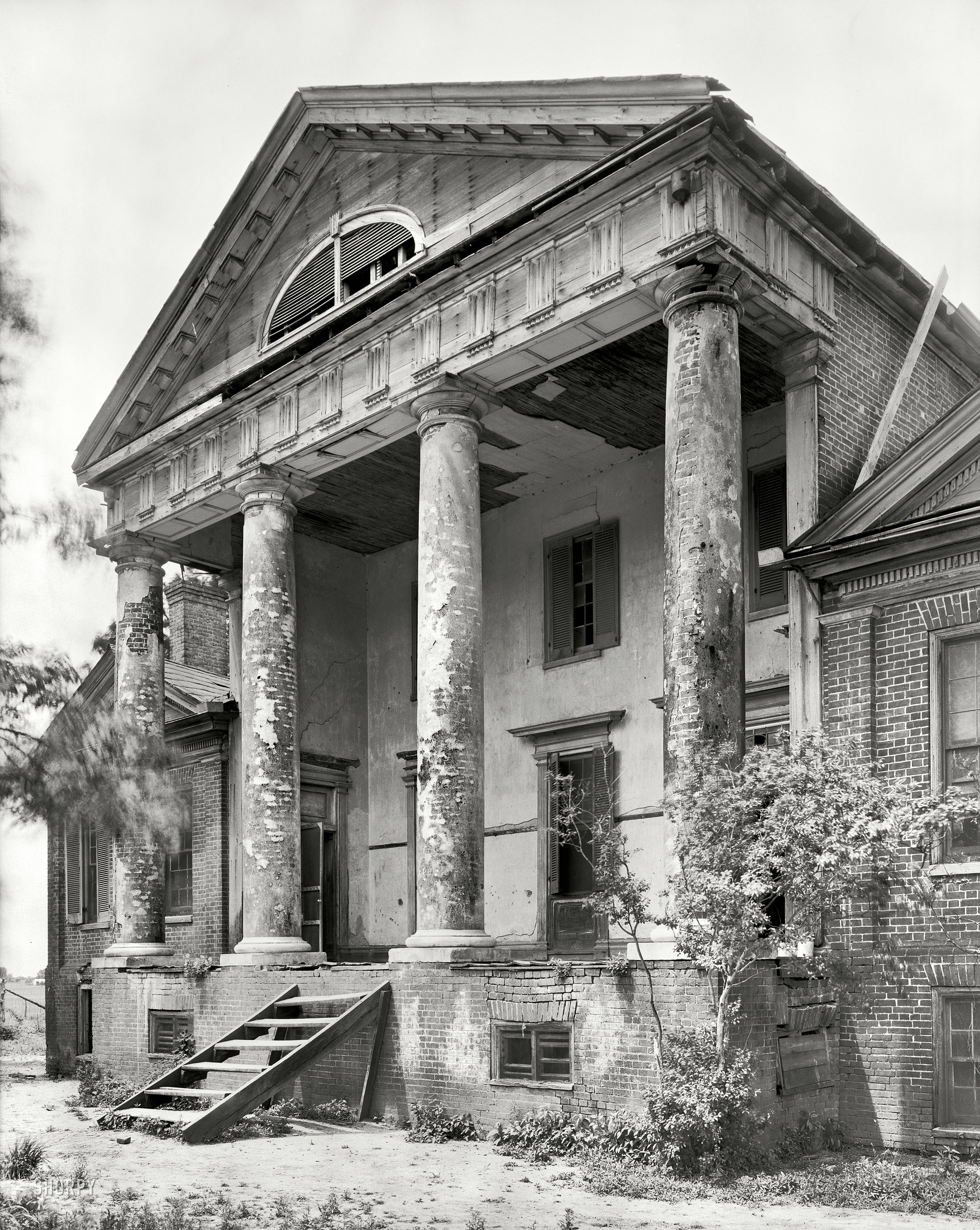 Lawrence County, Alabama, 1939. "Freeman Goode Mansion (Mrs. William Skeggs estate). Town Creek vicinity. House built 1821 by the Rev. Turner Saunders." 8x10 acetate negative by Frances Benjamin Johnston. View full size.