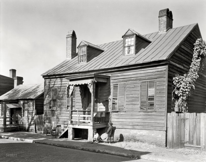 Savannah, Georgia, circa 1939. "312 Gaston Street West." 8x10 inch acetate negative by Frances Benjamin Johnston. View full size.
