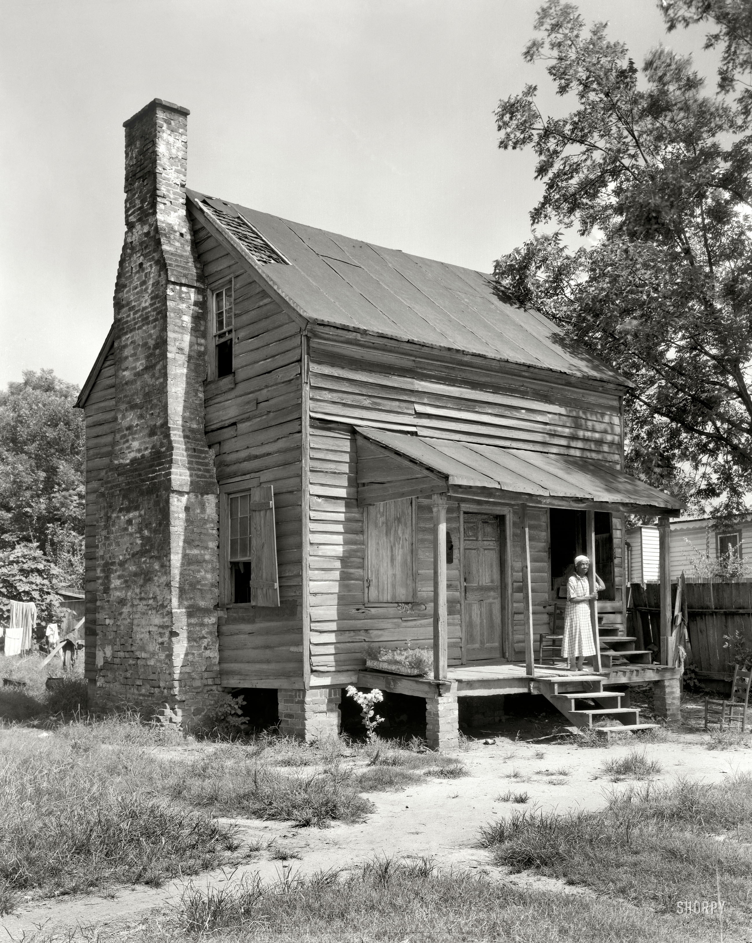 1944. Baldwin County, Georgia. "Former slave cabin, Milledgeville vicinity." A locale perhaps best known as the stomping grounds of the writer Flannery O'Connor. 8x10 acetate negative by Frances Benjamin Johnston. View full size.