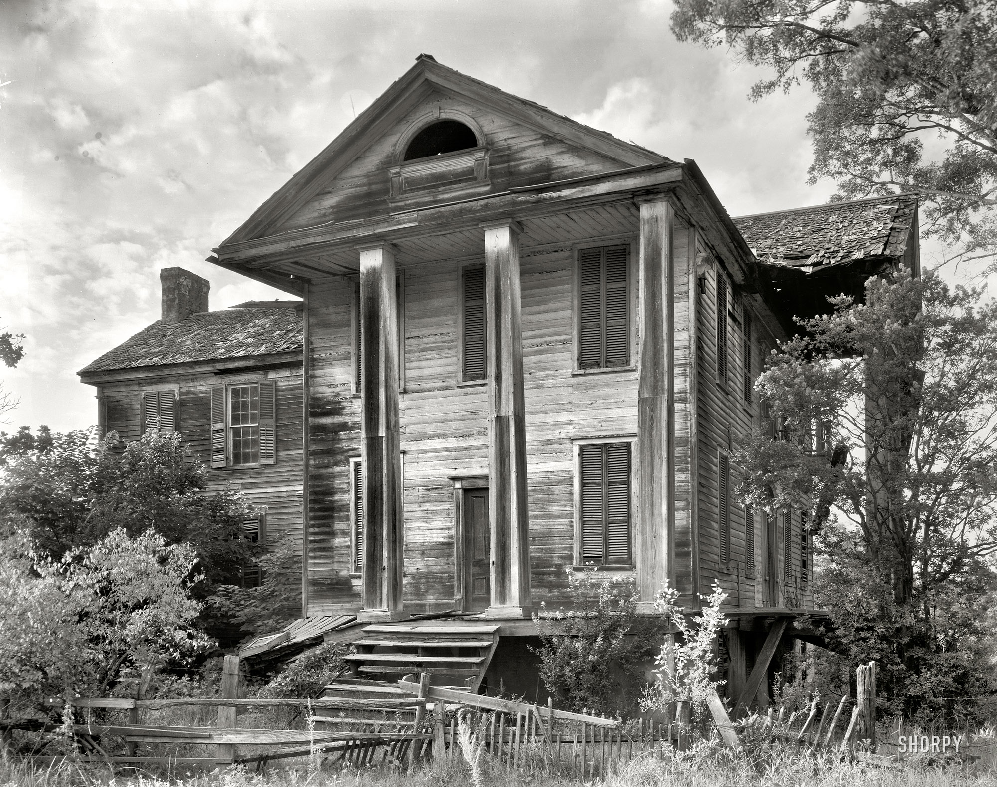 Greene County, Georgia, circa 1939. "Ruined house, Penfield vicinity." 8x10 inch acetate negative by Frances Benjamin Johnston. View full size.