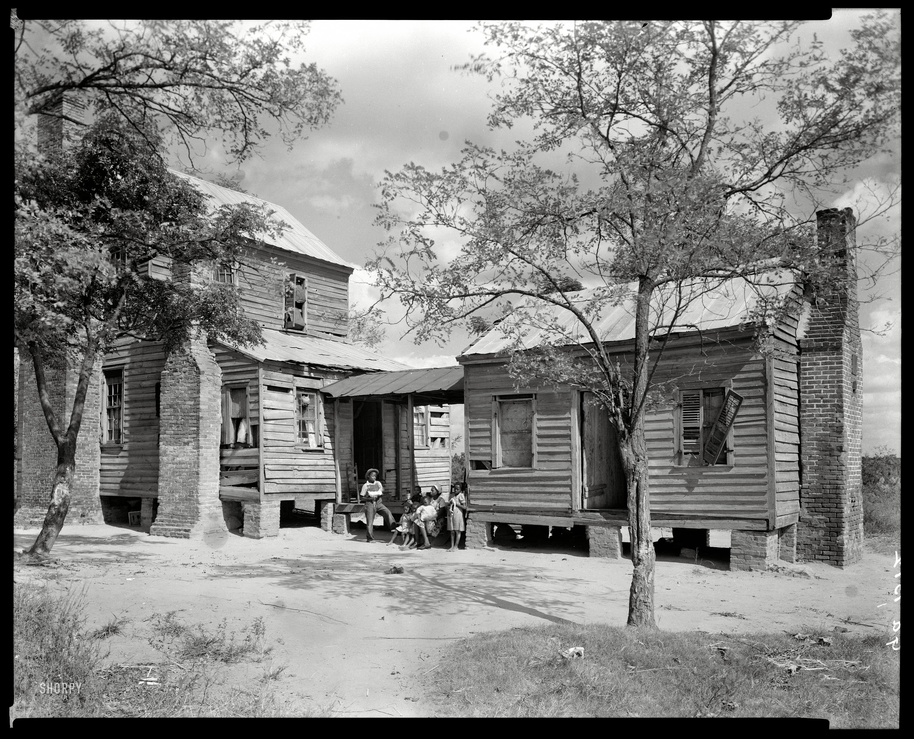 Hancock County, Georgia, circa 1944. "House, Sparta vicinity." 8x10 inch acetate negative by Frances Benjamin Johnston. View full size.