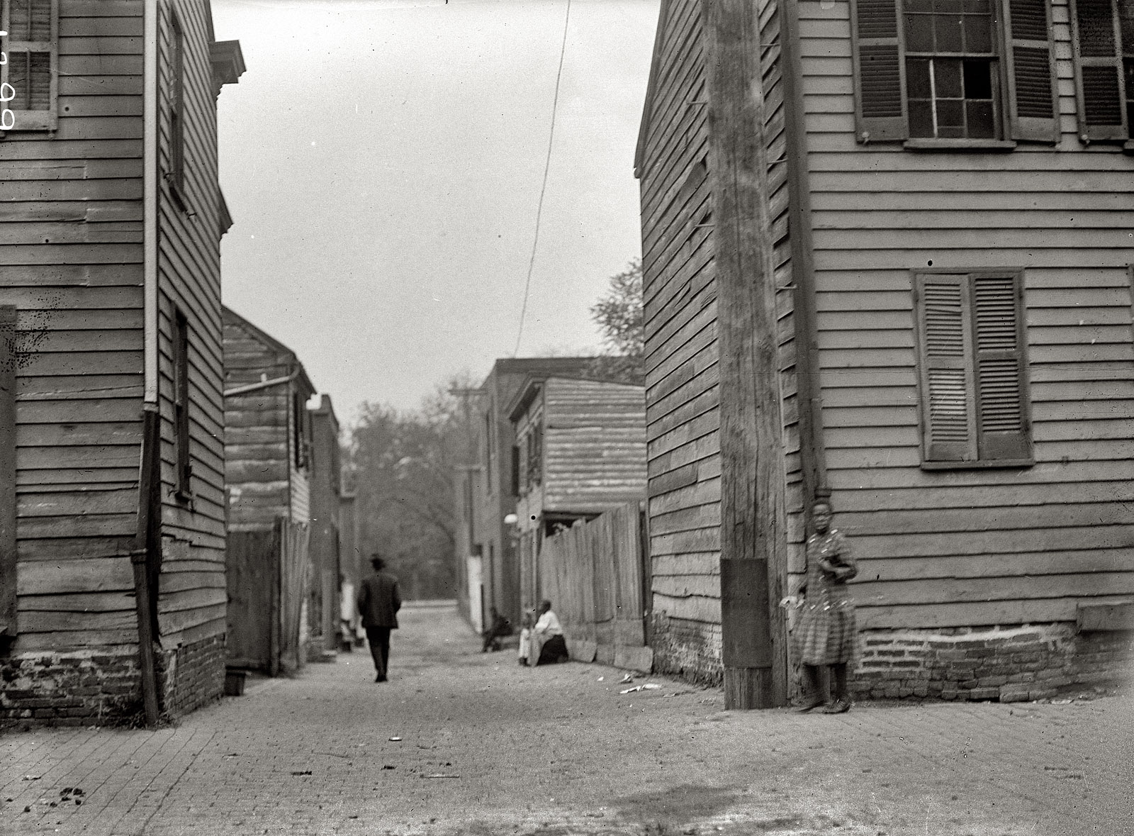 1914. "Alley clearance, slum views." Vestiges of the 19th century in a Washington, D.C., alleyway. Harris & Ewing Collection glass negative. View full size.