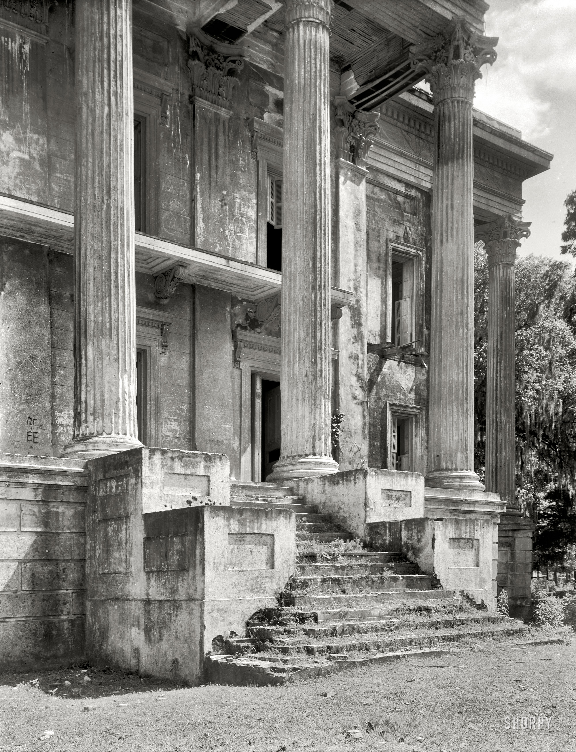 1938. Iberville Parish, Louisiana. "Belle Grove. Vicinity of White Castle. Greek Revival mansion of 75 rooms. Ruinous condition. Built 1857 by John Andrews, who sold it to Stone Ware. Occupied by Ware family until circa 1913." The decaying portico of what was reputedly the largest plantation home in the South. 8x10 inch safety negative by Frances Benjamin Johnston. View full size.