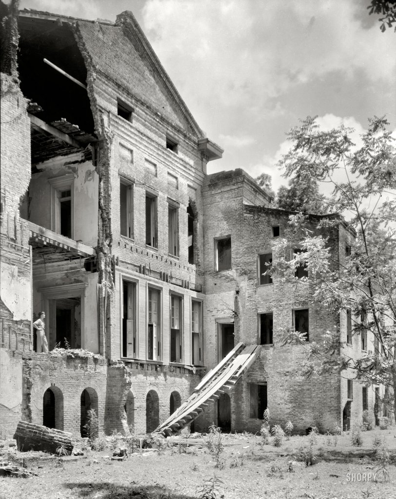 1938. Iberville Parish, Louisiana. "Belle Grove." The rear of the mansion. 8x10 inch safety negative by Frances Benjamin Johnston. View full size.
