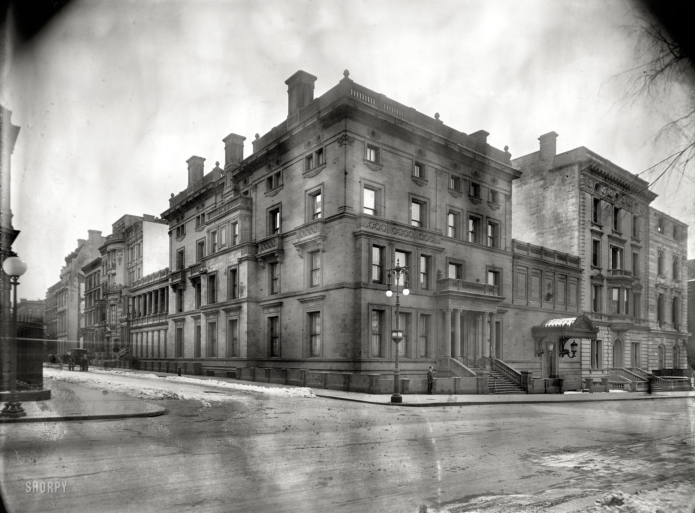 New York circa 1908. "Charles T. Yerkes house, Fifth Avenue and East 68th." 8x10 glass negative, George Grantham Bain Collection. View full size.