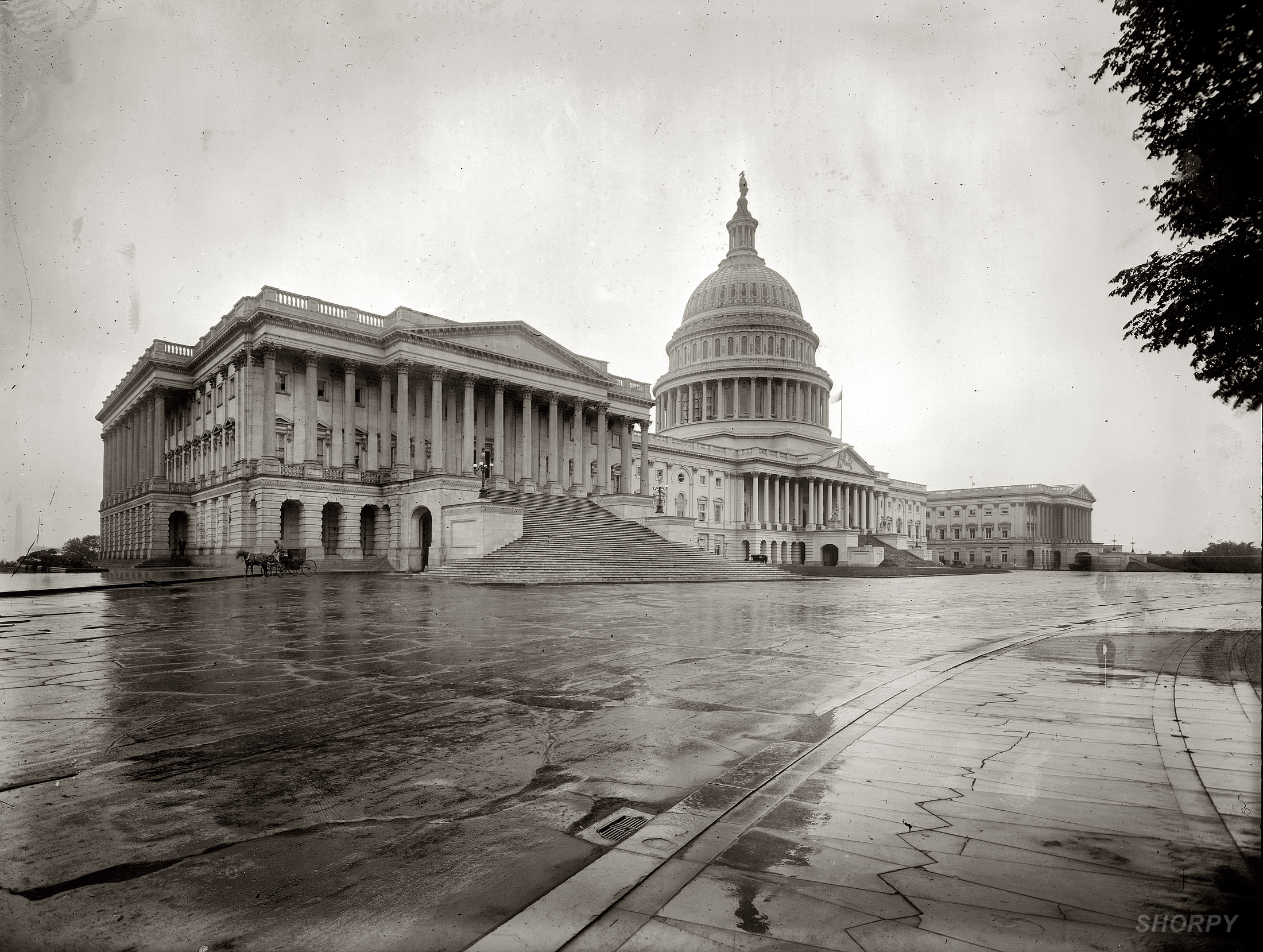 1908. The East Front of the U.S. Capitol, with the Washington Monument at left. View full size. 8x10 glass negative, George Grantham Bain Collection.