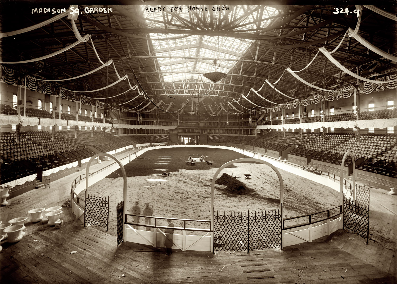 New York, 1908. "Madison Square Garden ready for horse show." 8x10 glass negative, George Grantham Bain Collection. View full size.