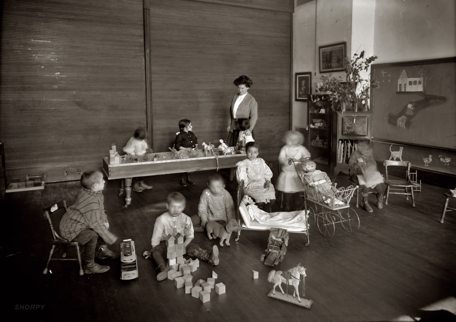 New York ca. 1908. "Kindergarten, East Side Free School for Crippled Children." 8x10 glass negative, George Grantham Bain Collection. View full size.