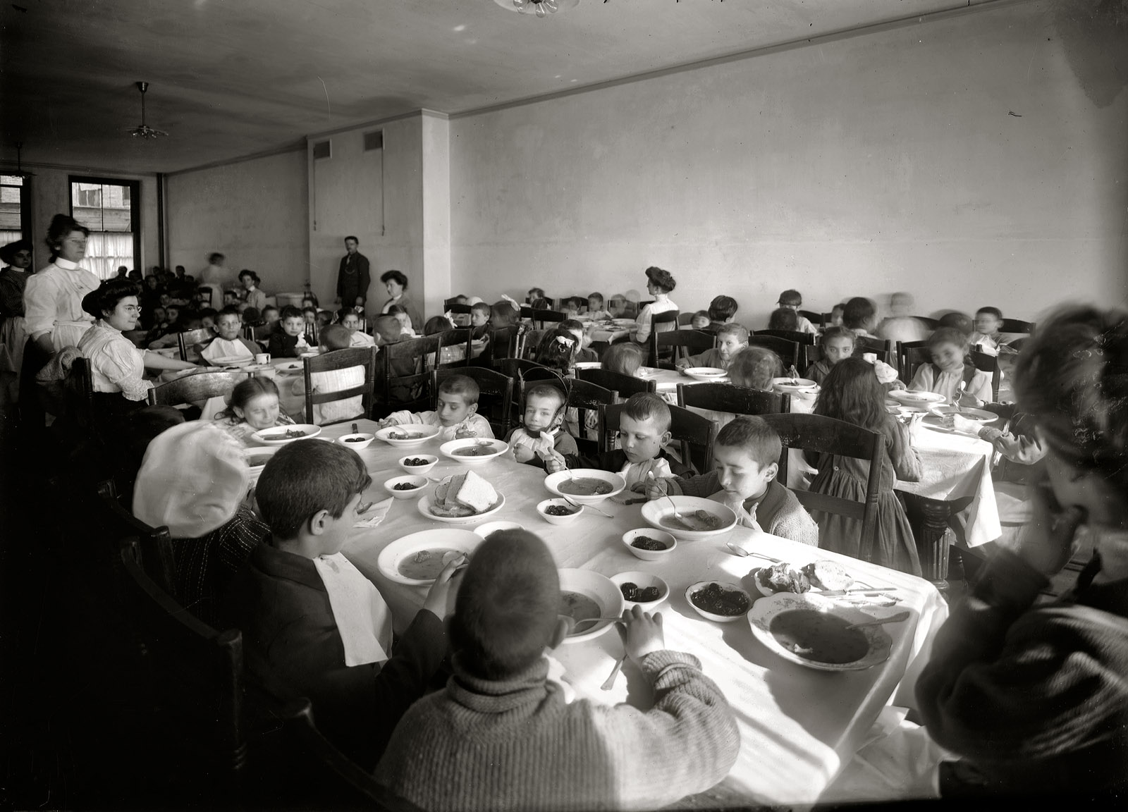 New York City circa 1908. "Luncheon -- Cripple School, Henry Street." Dining room at the East Side Free School for Crippled Children, which we saw earlier today. 8x10 glass negative, George Grantham Bain Collection. View full size.