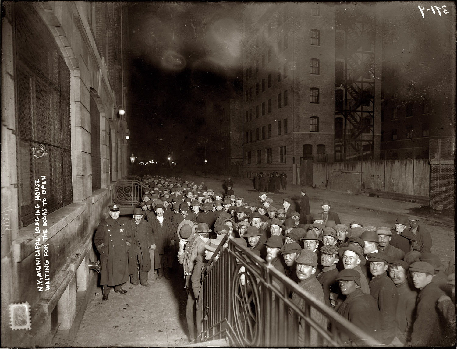 January 18, 1917. "New York Municipal Lodging House. Waiting for the doors to open." View full size. 8x10 glass negative, George Grantham Bain Collection.
