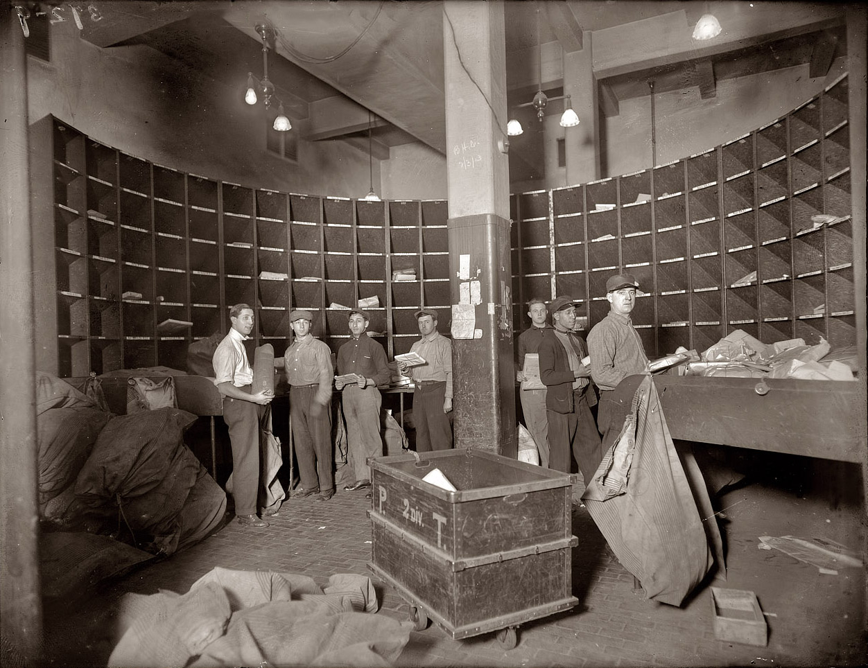 February 3, 1913. "Interior: N.Y. Post Office." 8x10 glass negative, George Grantham Bain Collection. View full size. 