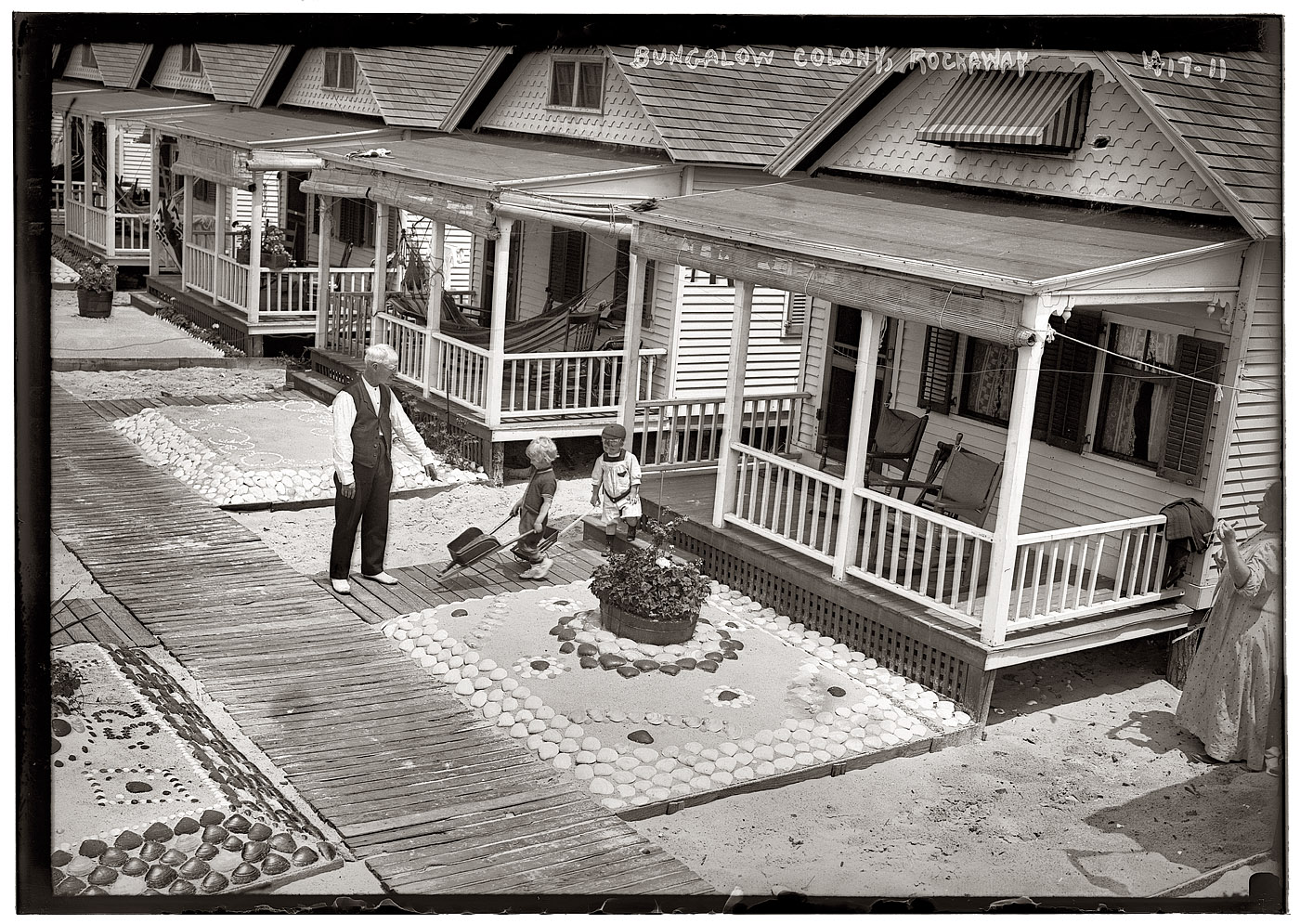 More of the Rockaway bungalow colony in 1910. View full size. 5x7 glass negative, George Grantham Bain Collection.