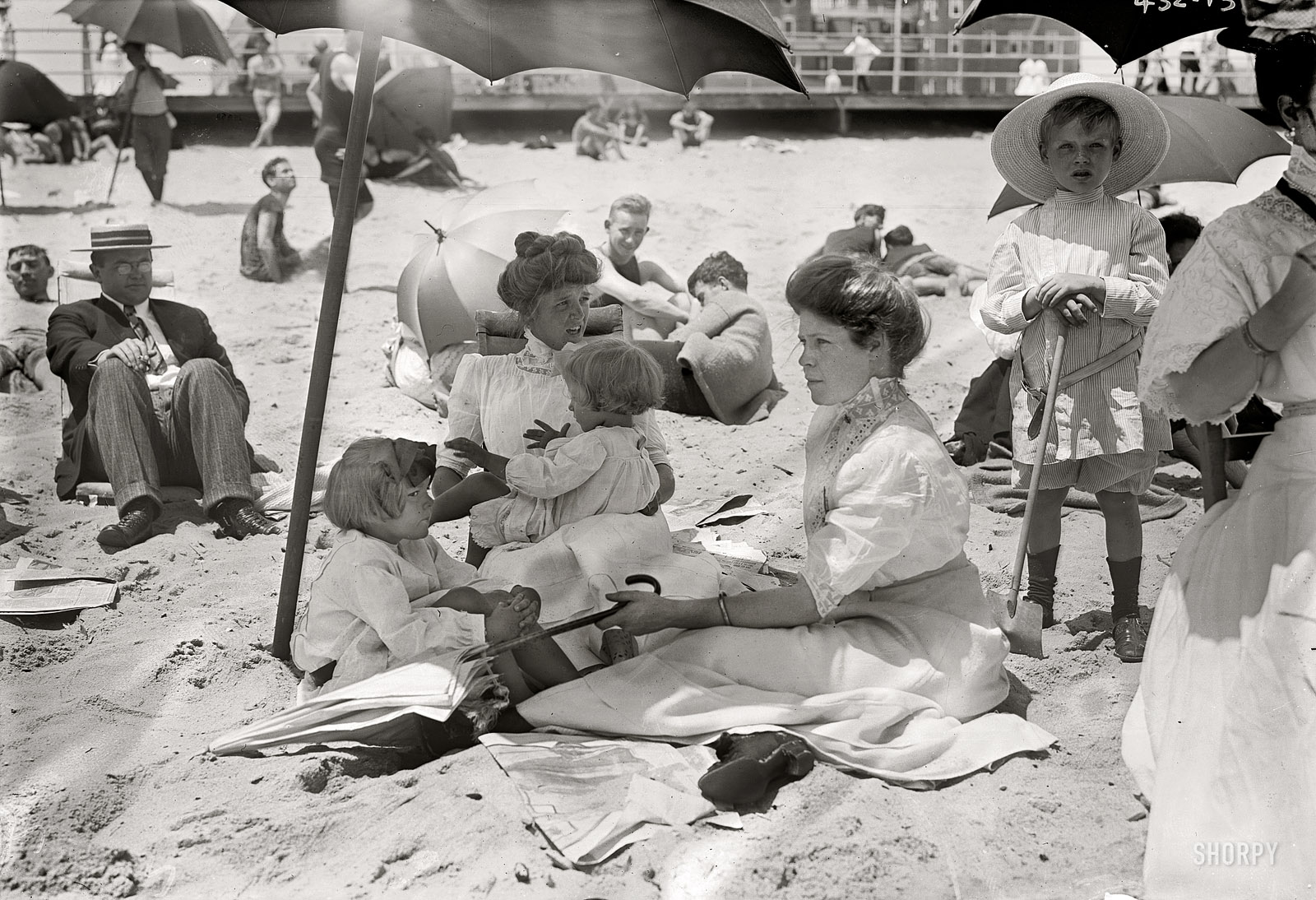 July 11, 1911. "On beach near Casino, Asbury Park." Anyone up for a nice cold lemonade? 5x7 glass negative, George Grantham Bain Collection. View full size.