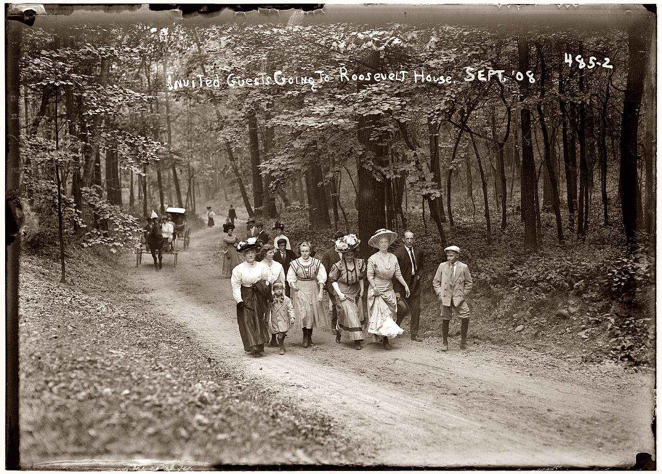 September 1908. "Invited guests going to Roosevelt house on foot and by carriage" at Sagamore Hill, the president's estate near Oyster Bay, Long Island. View full size. 5x7 glass negative, George Grantham Bain Collection.