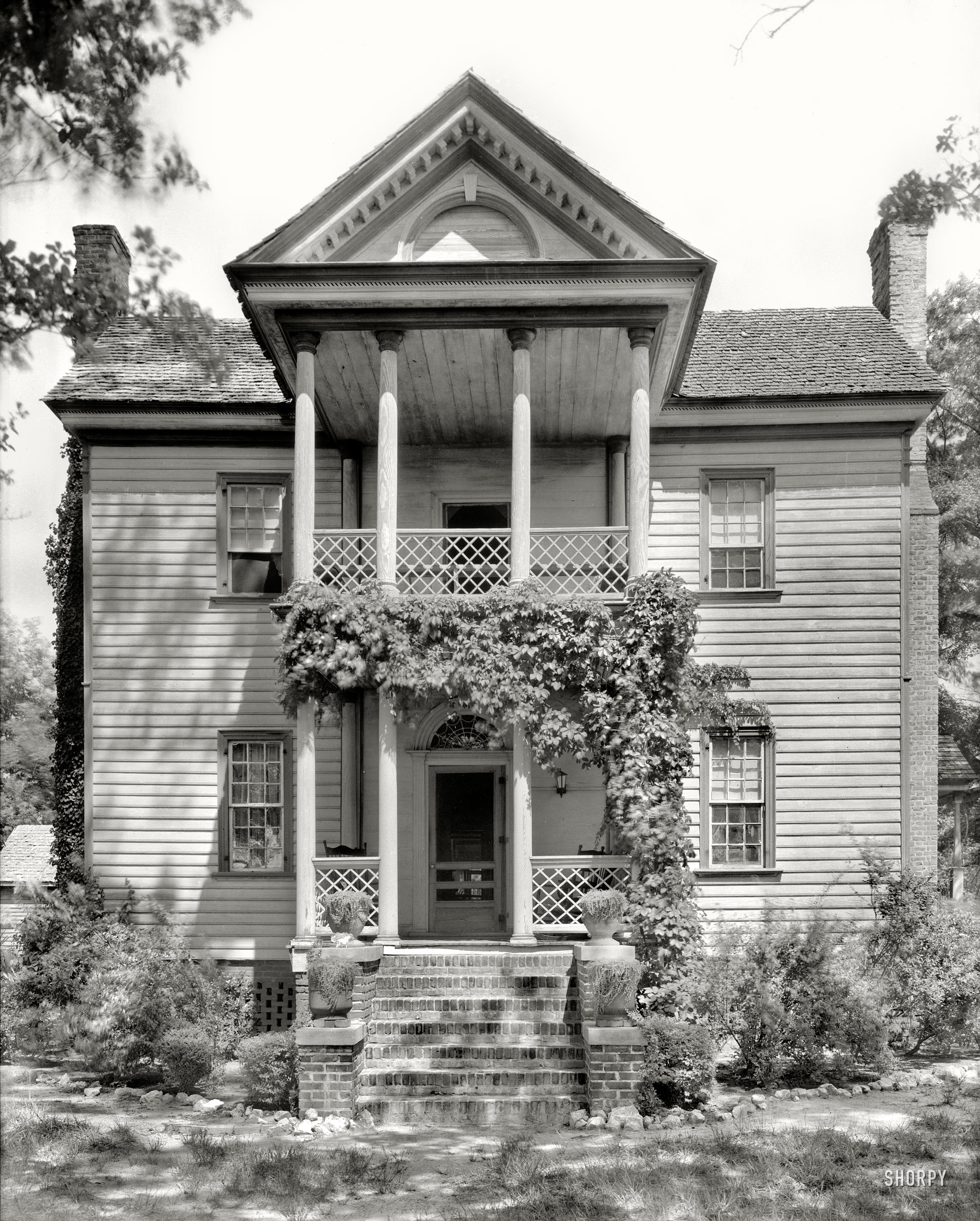 1936. Edgecombe County, North Carolina. "J.F. Dozier Farm, Tarboro vicinity." 8x10 inch acetate negative by Frances Benjamin Johnston. View full size.