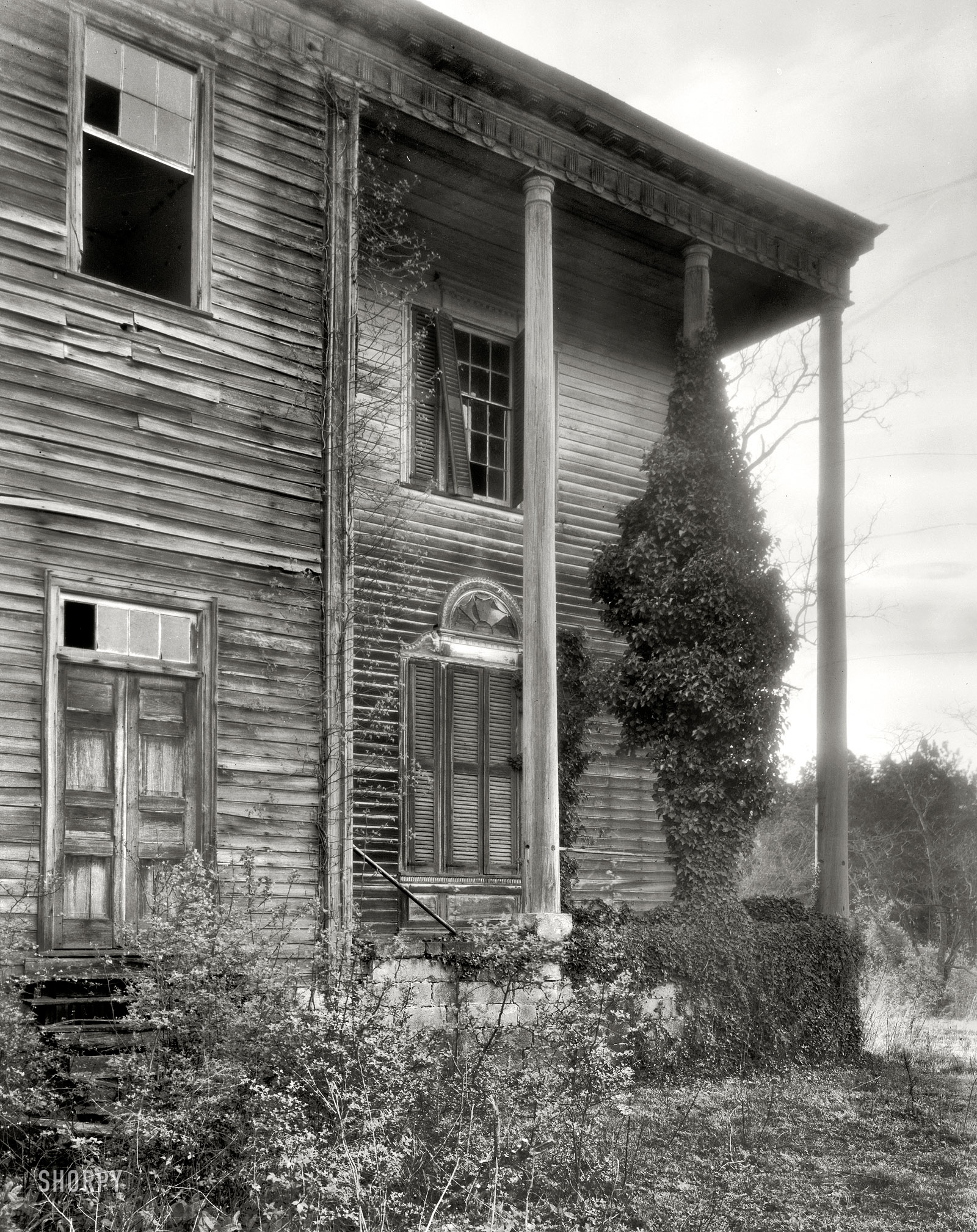 1936. Halifax County, North Carolina. "Prospect Hill, Airlie vicinity. Built 1825 by Wm. Williams Thorne." 8x10 inch safety negative by Frances Benjamin Johnston for the Carnegie Survey of the Architecture of the South. View full size.