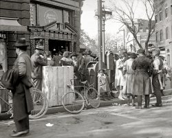 Washington, D.C., circa 1920. "People's Drug Store crowds, 14th and Park Road," at the former Gross Pharmacy. National Photo glass negative. View full size.