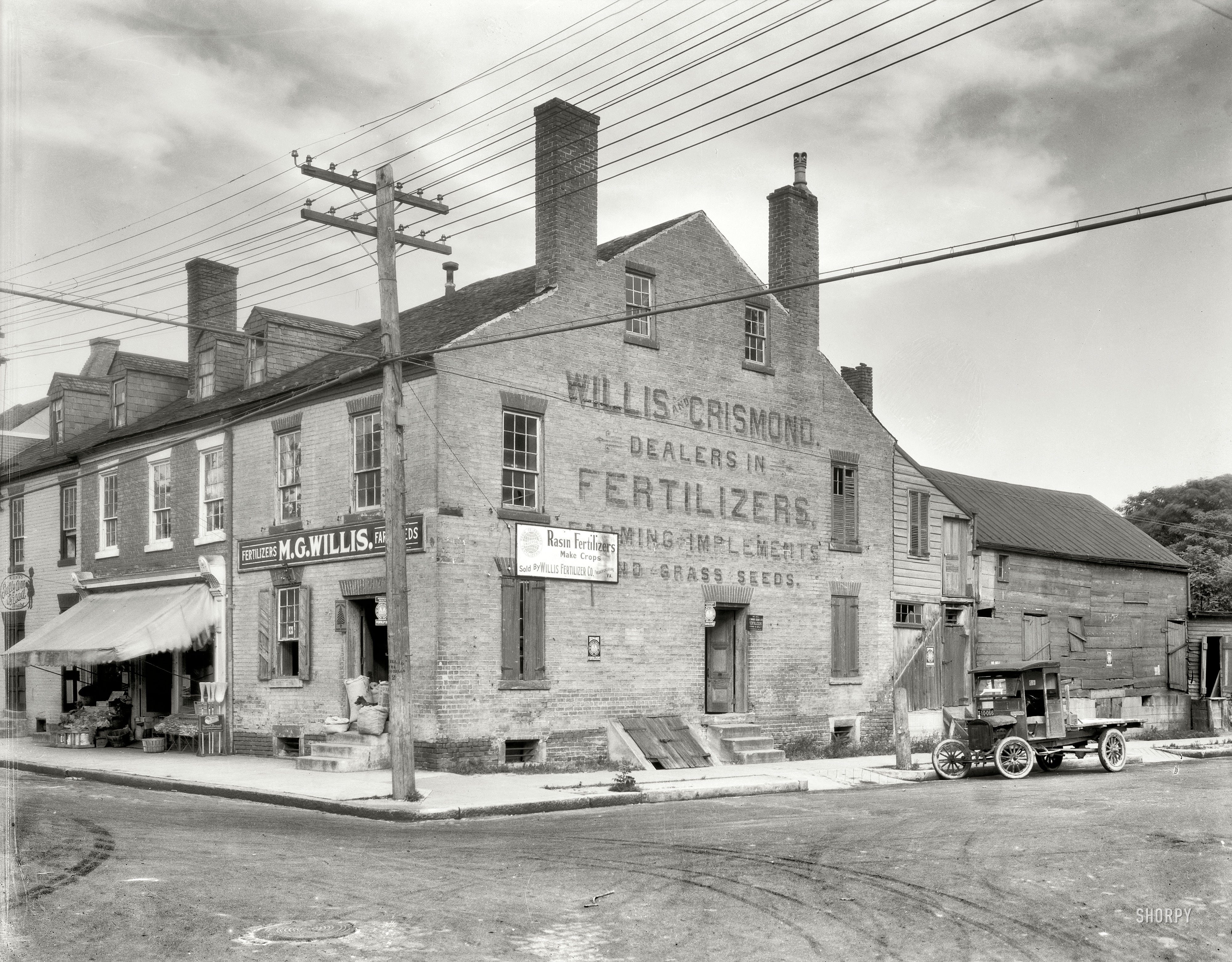 Fredericksburg, Virginia, circa 1928. "Willis and Crismond, dealers in fertilizers. Merchants' Stores and Offices, Brick Row, Commerce and Prince Edward Streets." 8x10 inch acetate negative by Frances Benjamin Johnston. View full size.