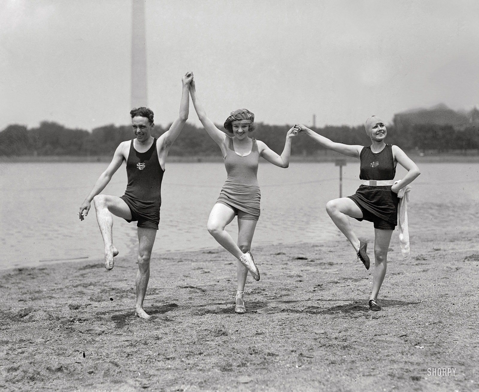 1922. Washington, D.C. The actress Kay Laurell again, five years before her premature curtain, with friends at the Potomac Tidal Basin. View full size.