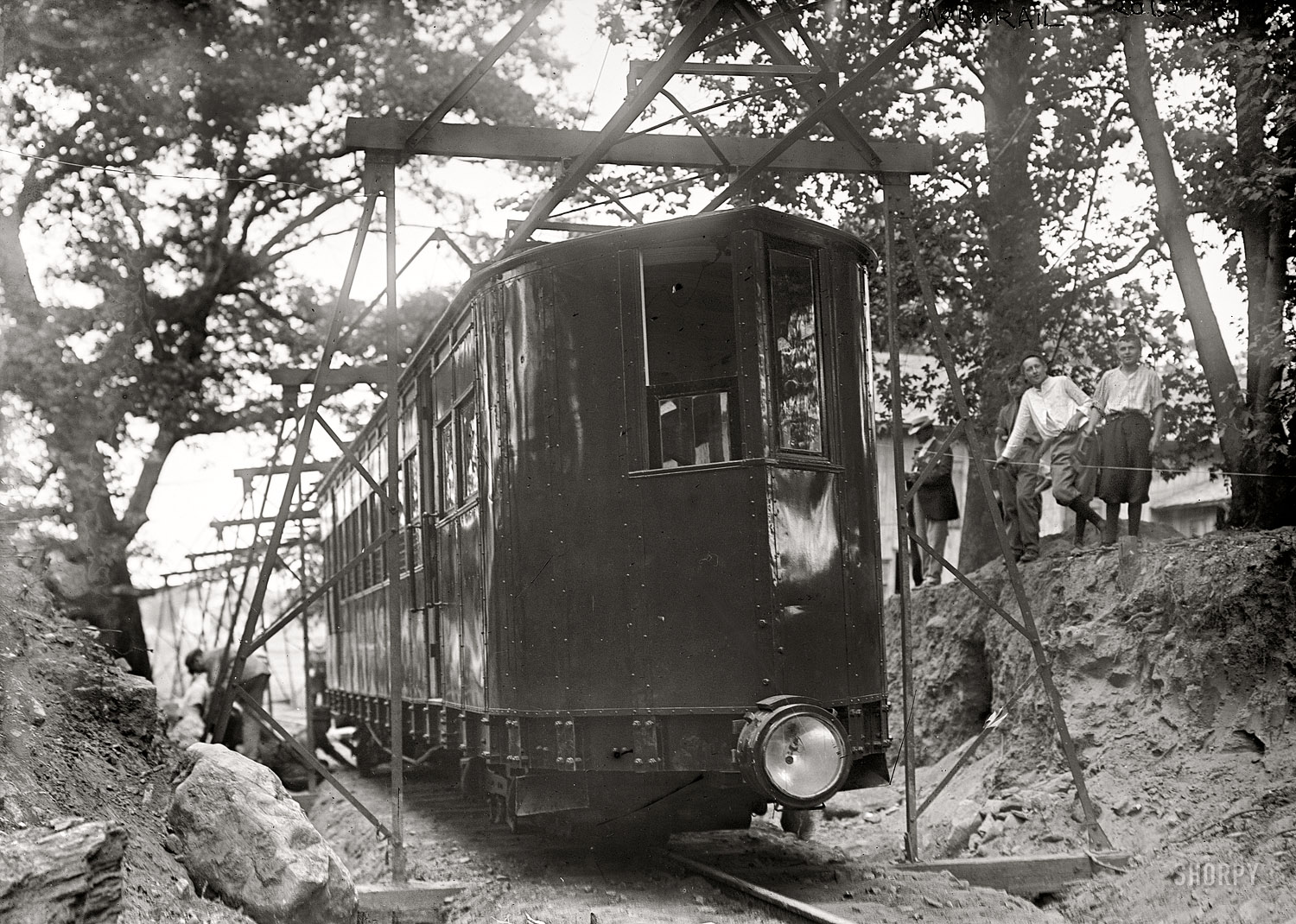 New York circa 1910. "Pelham Park Railroad. City Island monorail." The ill-fated electric monorail, whose sole car ("The Flying Lady") wrecked on its first run in 1910, lasted until 1914. George Grantham Bain Collection. View full size.
