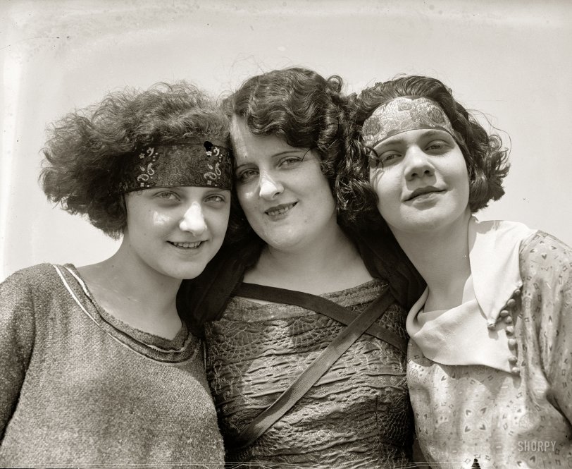 1923. Washington, D.C. "Unidentified women." There are two glass negatives of these lovely ladies; the caption labels are blank. National Photo. View full size.