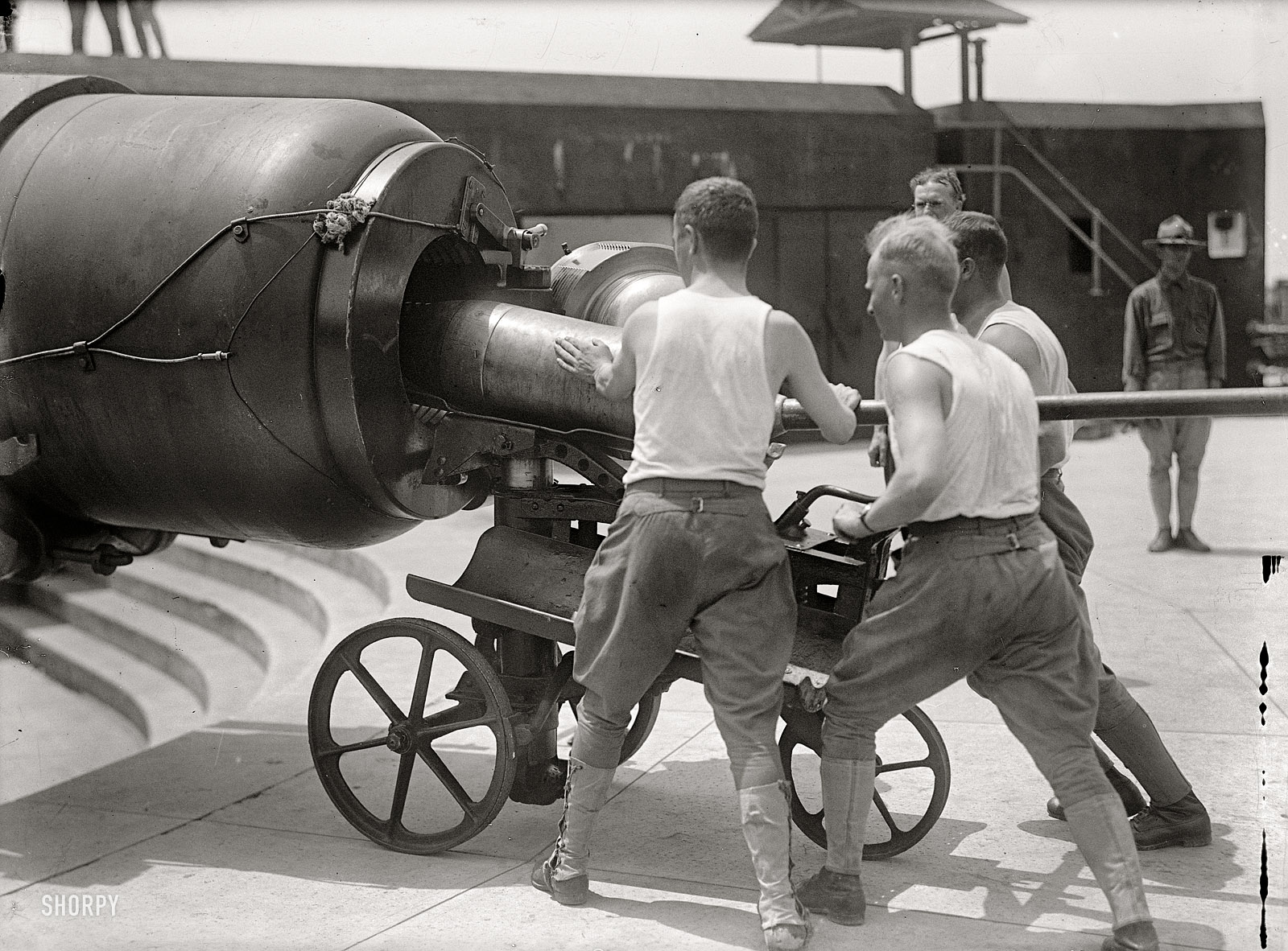Washington, D.C., or vicinity circa 1917. "Military training. Loading big gun." 4x5 inch glass negative, Harris & Ewing Collection. View full size.