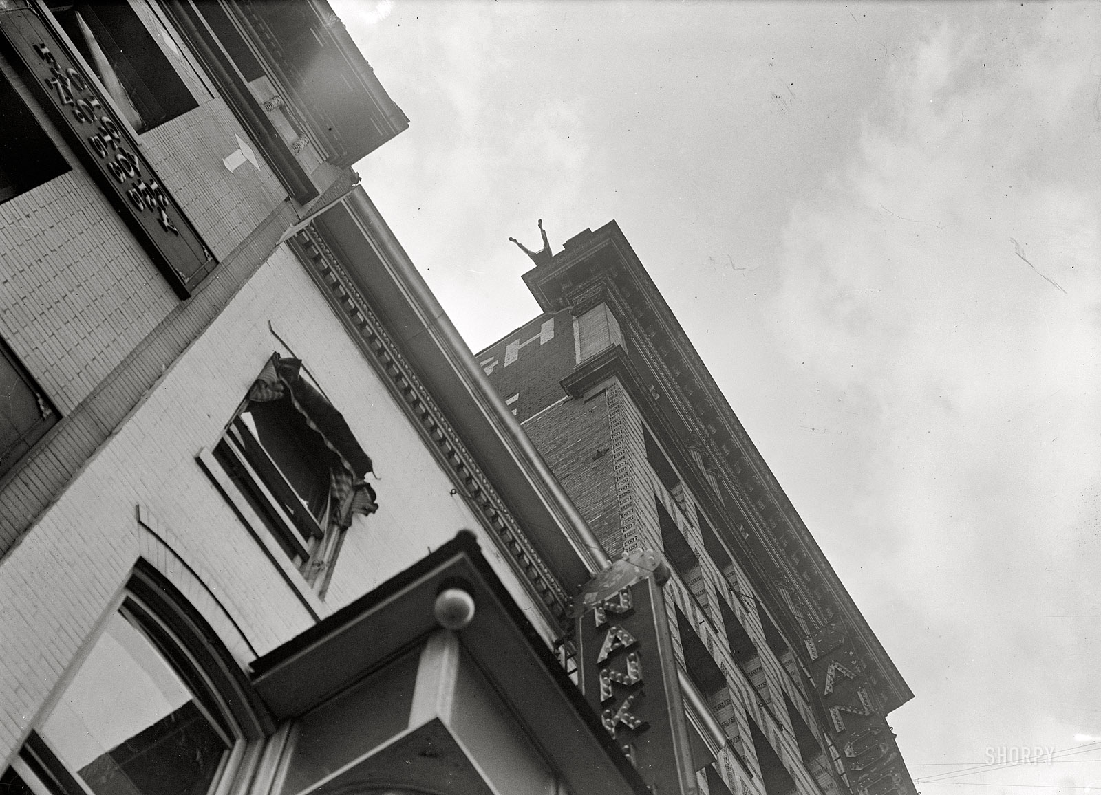 Washington, 1917. "J. Reynolds, performing acrobatic and balancing acts on high cornice above 9th Street N.W." Harris & Ewing glass negative. View full size.