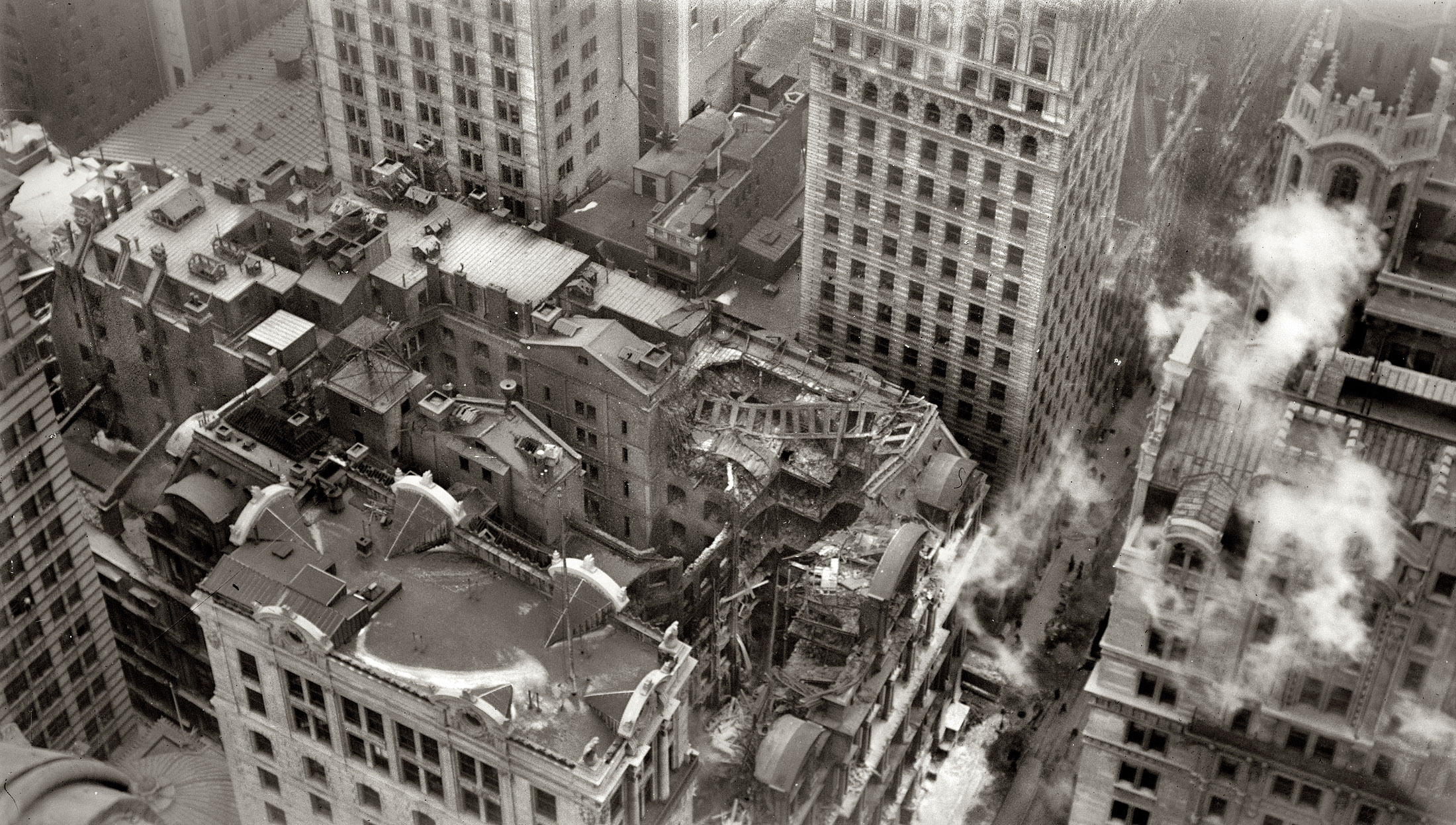 January 1912. Equitable fire as viewed from the Singer Building. View full size. 5x7 glass negative, George Grantham Bain Collection. An account of the fire.