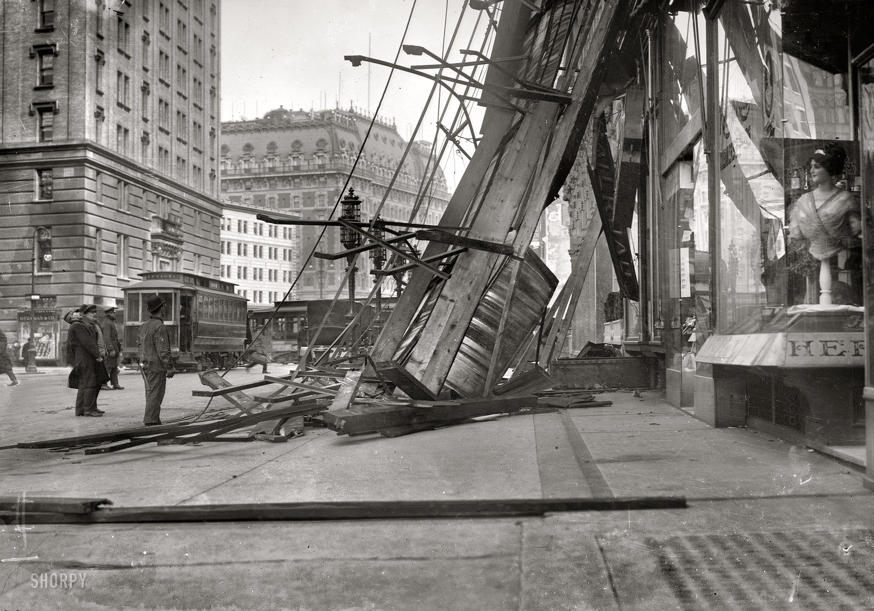 New York, February 23, 1912. "Three-ton electric sign blown into Broadway." 5x7 glass negative, George Grantham Bain Collection. View full size.