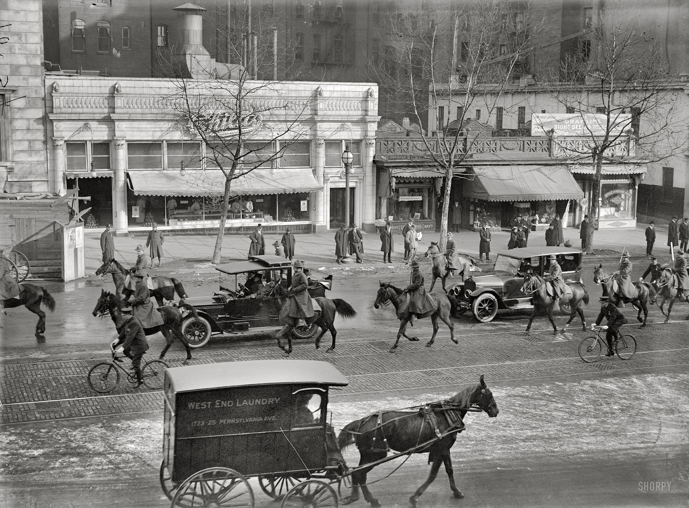 Washington, D.C., circa 1918. "Childs Restaurant, 1423 Pennsylvania Avenue N.W." Harris & Ewing Collection glass negative. View full size.
