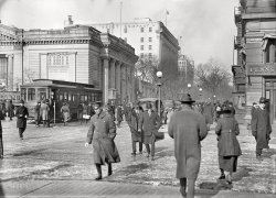 Washington, D.C., circa 1917. "Street scene, 15th and G Streets near Riggs National Bank." Harris & Ewing Collection glass negative. View full size.