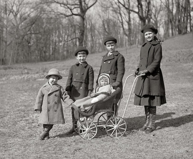 "William Phillips children, 1924." Their diplomat dad was Under Secretary of State in the Harding administration. National Photo Co. View full size.
