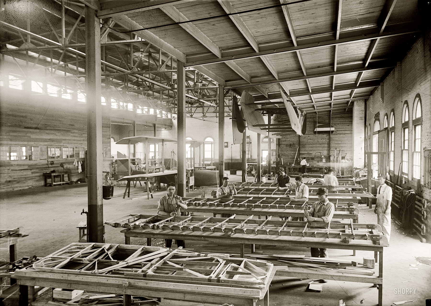 "Alexandria (Va.) airplane factory, 1918." Possibly the Kendrick Aeroplane Co., an enterprise described here. Harris & Ewing glass negative. View full size.