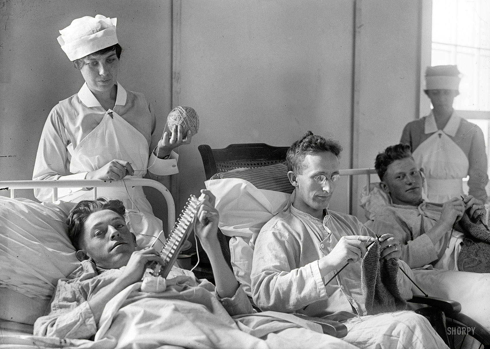 Washington, D.C., circa 1918. "Soldiers at Walter Reed." Harris & Ewing Collection dry-plate glass negative. View full size.