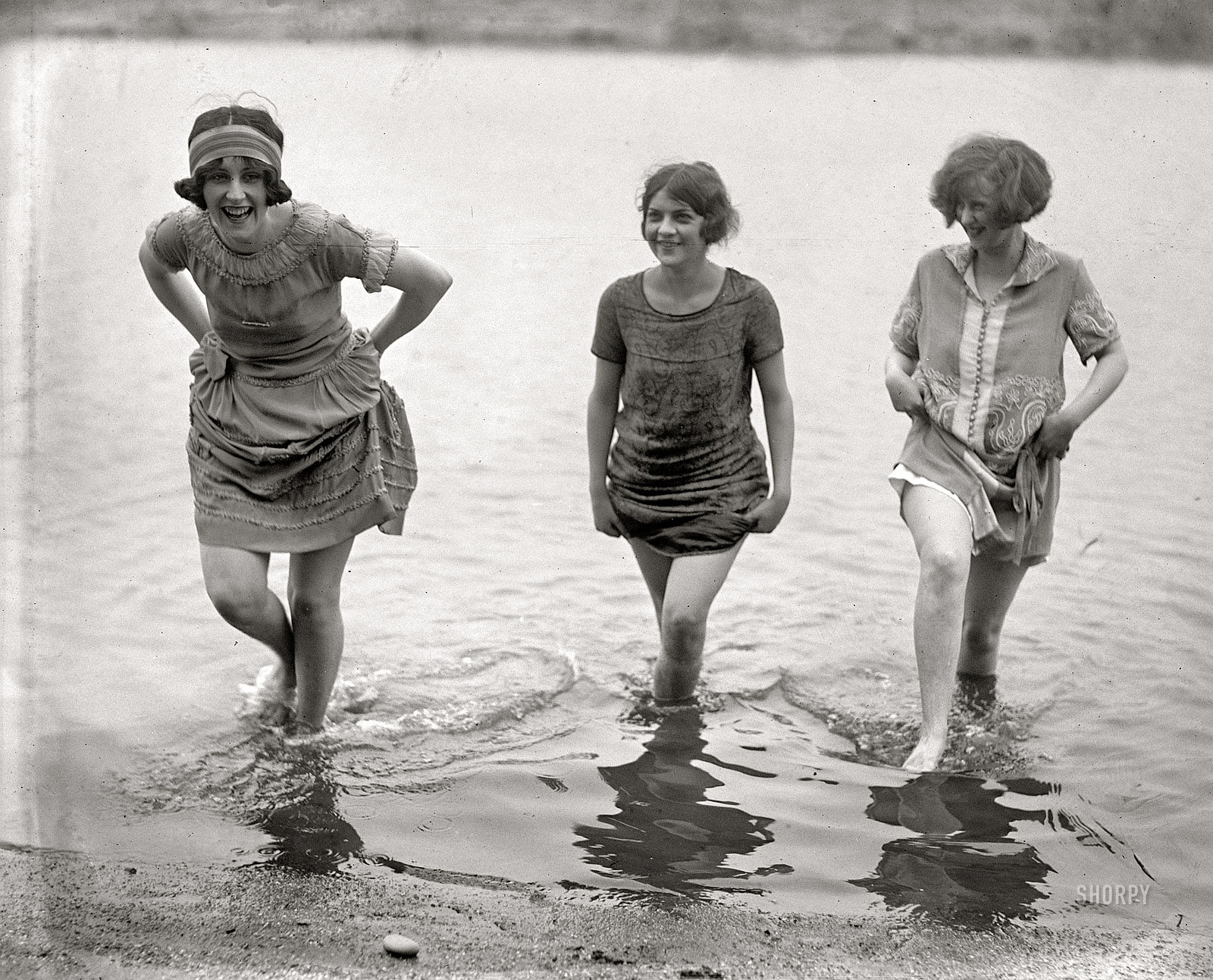 May 7, 1924. "Three models from Washington's spring fashion show snapped at Arlington Beach." National Photo Company glass negative. View full size.