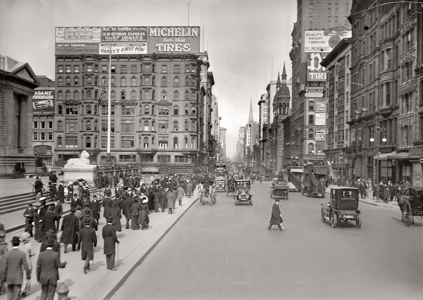 March 23, 1913. New York. "Easter Sunday, Fifth Avenue at 42nd Street." 5x7 glass negative, George Grantham Bain Collection. View full size.