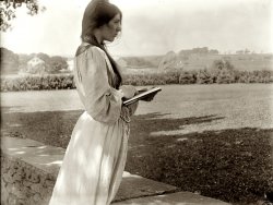 "The Sketch." 1902. Beatrice Baxter Ruyl in Newport, Rhode Island. 8x10 inch dry plate glass negative by Gertrude Käsebier. View full size.