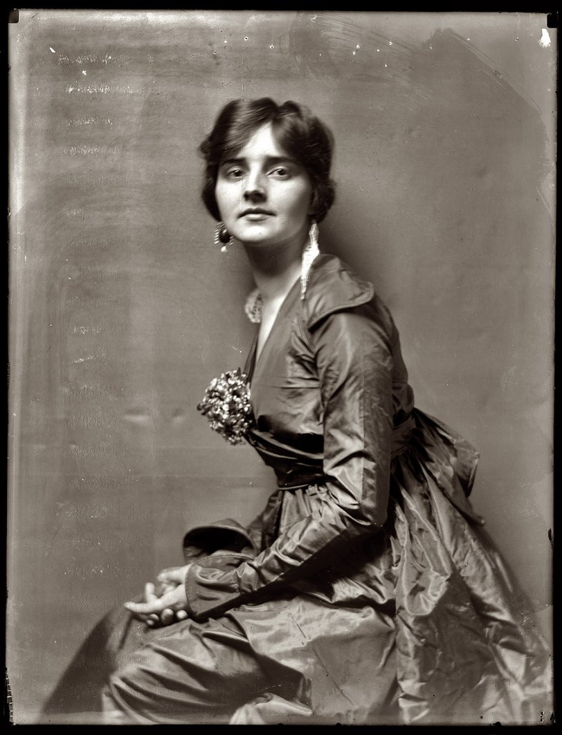 New York. "Mrs. John Murray Anderson, actress and wife of the theatrical producer." Genevieve Lyon circa 1914, around the time of her marriage to the theater impresario and two years before her death from tuberculosis. 8x10 glass negative by Gertrude Kãsebier. View full size.