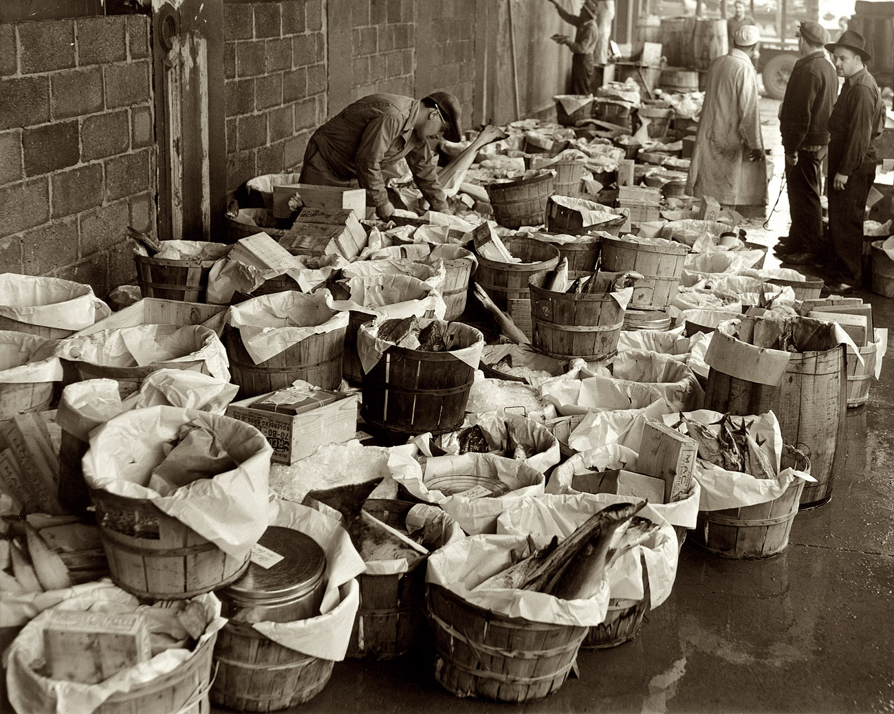 1944. Fulton Fish Market, New York. "Orders being loaded at Teddy's." Photo by Al Aumuller. New York World-Telegram and Sun Collection. View full size.