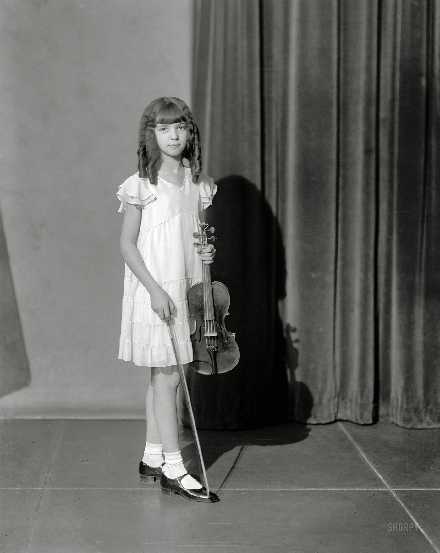 Washington, D.C., 1933. "Miss Gloria Perkins, portrait." As a 10-year-old violin prodigy, Gloria played with the National Symphony Orchestra. View full size.