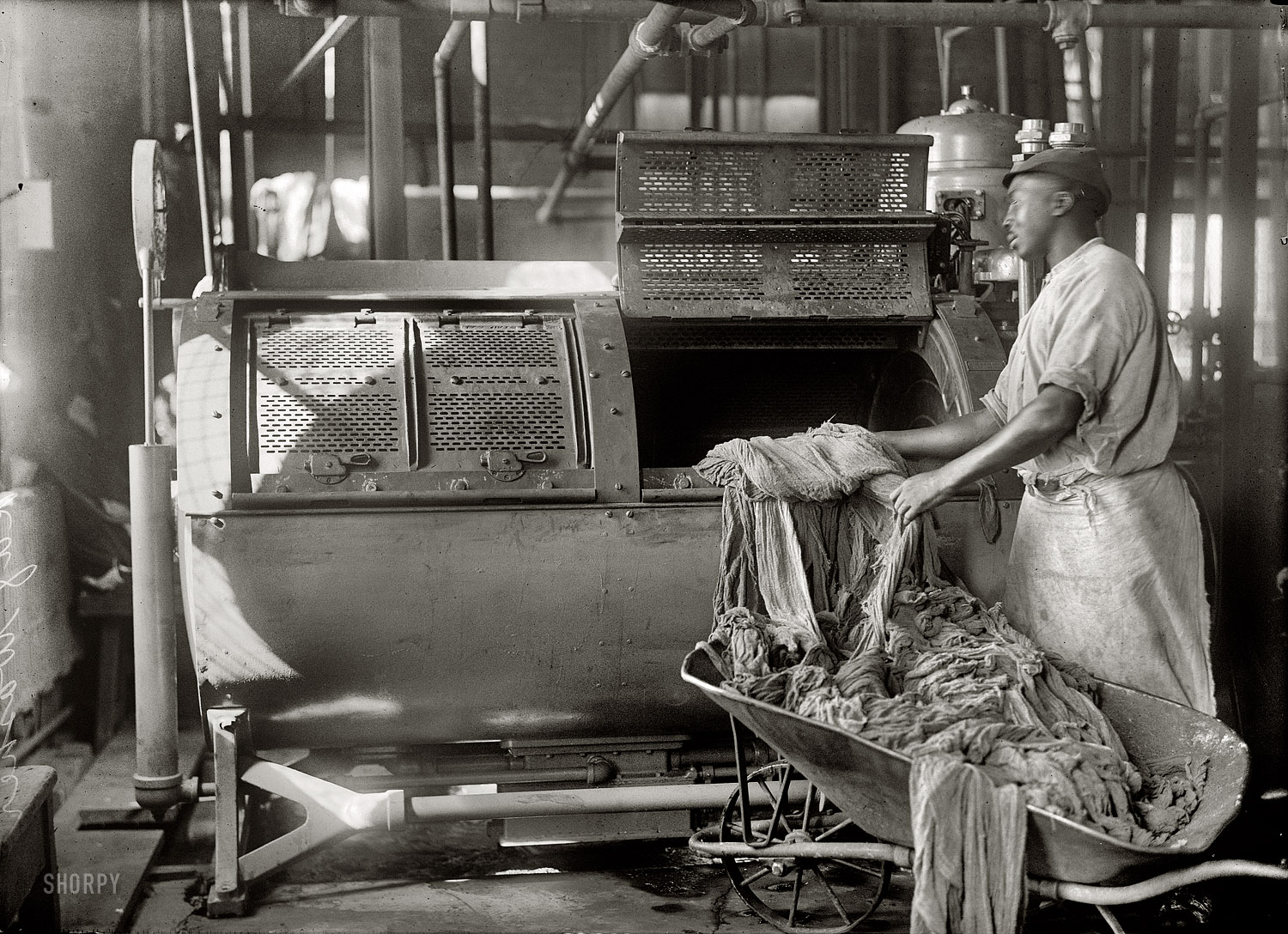 Washington, D.C., circa 1915. "Rag washer." This is probably at the Bureau of Engraving and Printing. Harris & Ewing Collection glass negative. View full size.