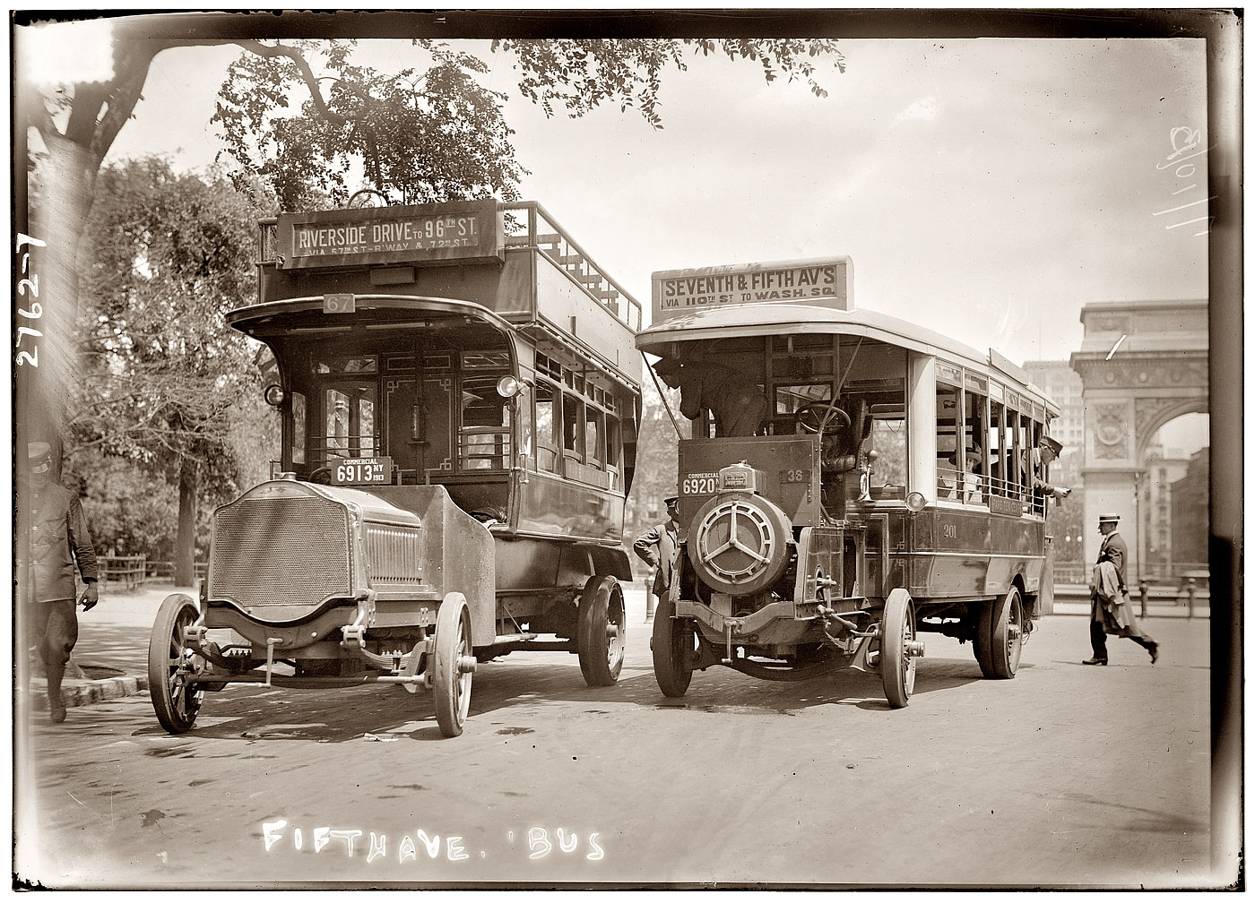July 10, 1913, New York. "Fifth Avenue Omnibus." View full size. 5x7 glass negative, George Grantham Bain Collection. Click here for a closeup of the bus on the right. Radiator nameplate reads "De Dion Bouton."