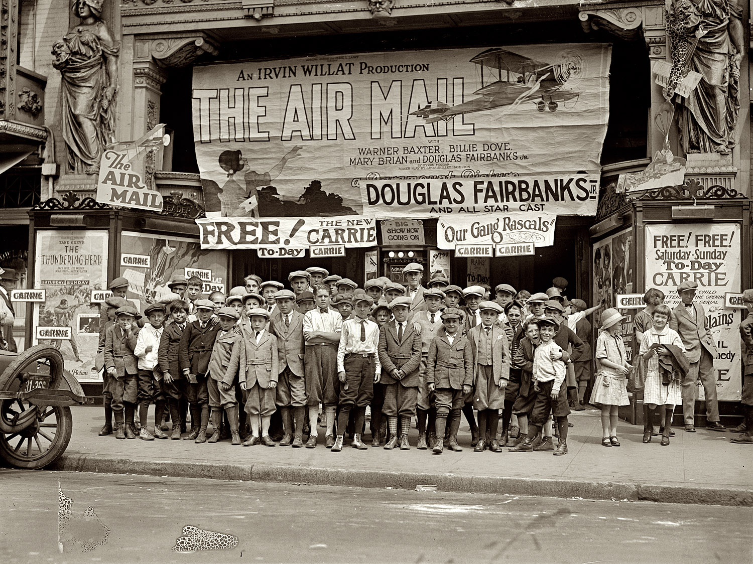 1925. Sidney Lust's Leader Theater at 507 Ninth Street NW in Washington, D.C. Now playing: "The Air Mail," starring Douglas Fairbanks Jr., and an "Our Gang" short. National Photo Company glass negative. View full size | Even bigger.
