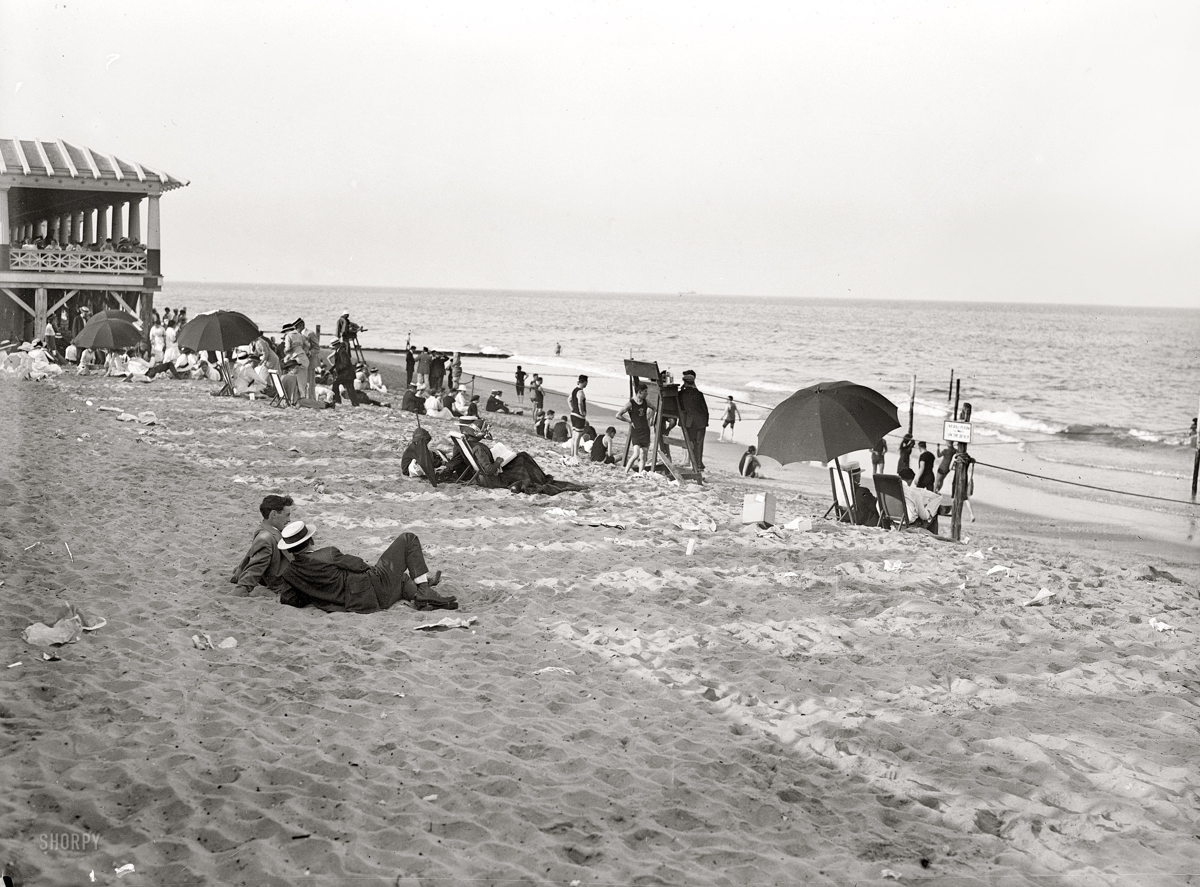 "Asbury Park." The Jersey shore circa 1914. Nothing like a little sand in your shoes. 5x7 glass negative, George Grantham Bain Collection. View full size.