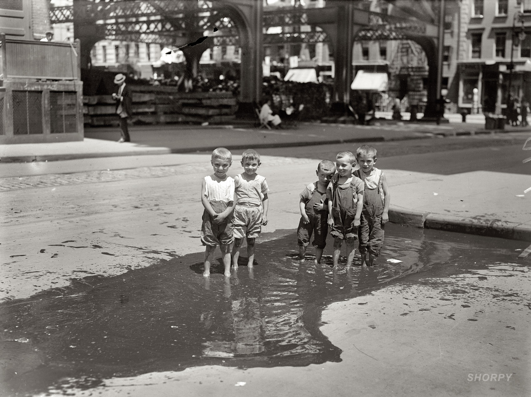 New York City, July 31, 1913. "Children at Play." 5x7 glass negative, George Grantham Bain Collection, Library of Congress. View full size.