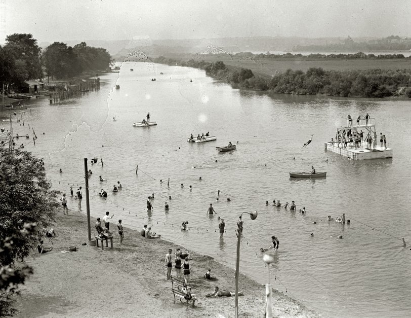 "Arlington Beach Park, 1925." At left is the Yocum canoe house. National Photo Company Collection glass negative, Library of Congress. View full size.
