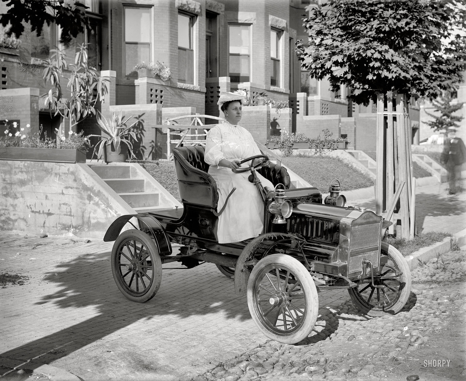 Washington, D.C., circa 1908. "Mrs. Guy Henry in auto." Which our readers have identified as a Maxwell Tourabout. Harris & Ewing glass negative. View full size.