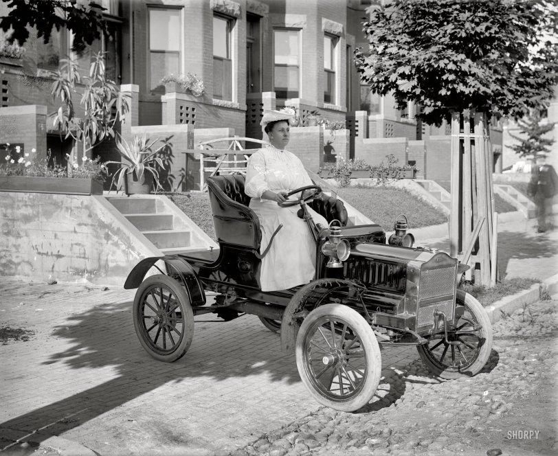 Washington, D.C., circa 1908. "Mrs. Guy Henry in auto." Which our readers have identified as a Maxwell Tourabout. Harris &amp; Ewing glass negative. View full size.

